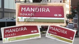 Balıkesir'deki Mandıra Sokağı’nda Tabela Karmaşası Üç Tabela, Üç Mahalle
