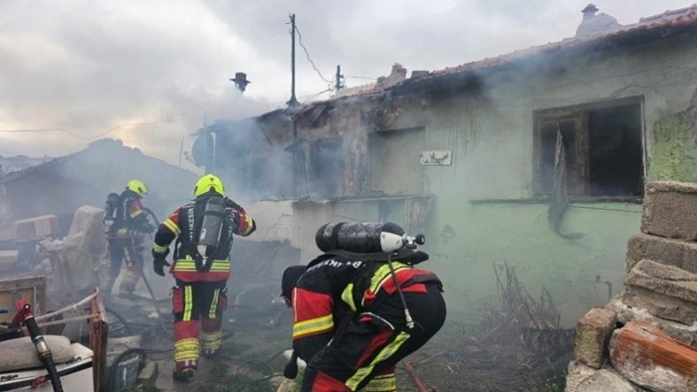 Bandırma’da metruk binada soba yangını, 1 kişi dumandan etkilendi