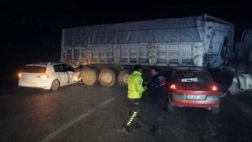 Bandırma’da otomobiller sisli yolda tır dorsesine çarptı 8 yaralı