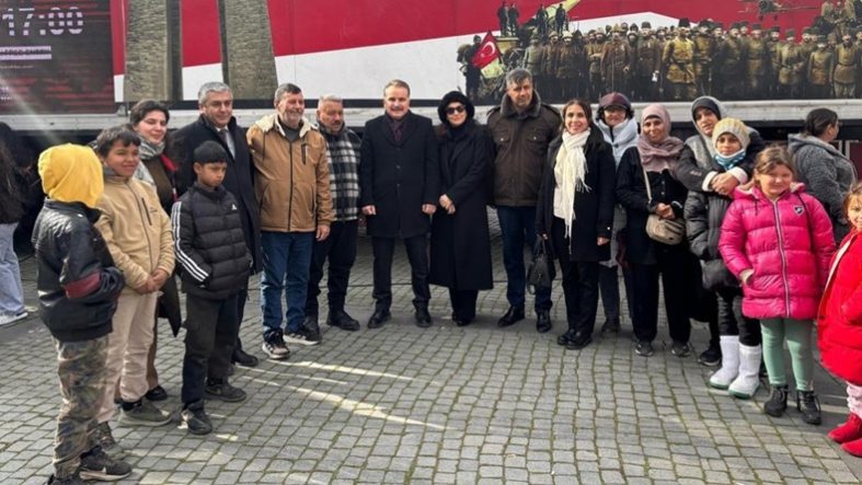 Edremit’te Çanakkale Mobil Müzesi Cumhuriyet Meydanı’nda ziyaretçilerini ağırladı