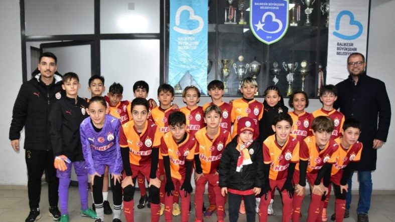 Geleceğin yıldız futbolcu adayları Balıkesir'de sahne aldı