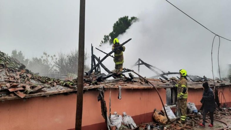 Gönen’de müstakil ev yangında kullanılamaz hale geldi