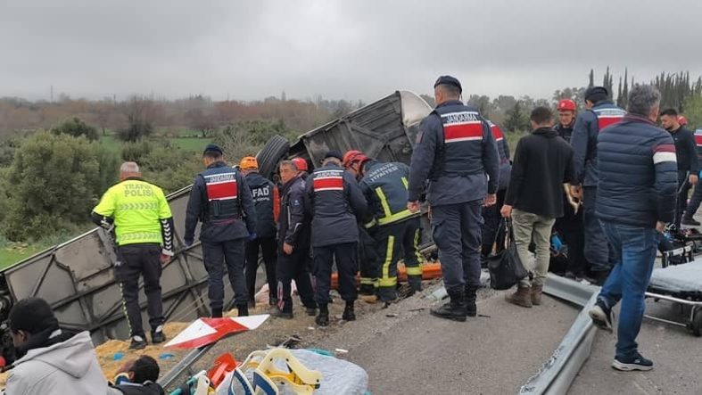 Antalya'da Yolcu Otobüsü Şarampole Devrildi 8 Ölü, 26 Yaralı