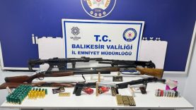  Ayvalık’ta eş zamanlı operasyon Ruhsatsız silah ve uyuşturucu ele geçirildi