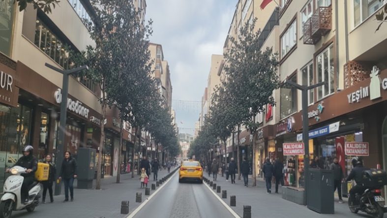 Balıkesir Milli Kuvvetler’de Motorlu İşgal Yayalar Kaldırımda Ezilme Tehlikesiyle Burun Buruna!