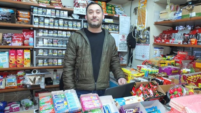 Balıkesir’de 63 Yıllık Bakkal Geleneği Burhaniye Şarköy’de Dede Mesleği Yaşıyor