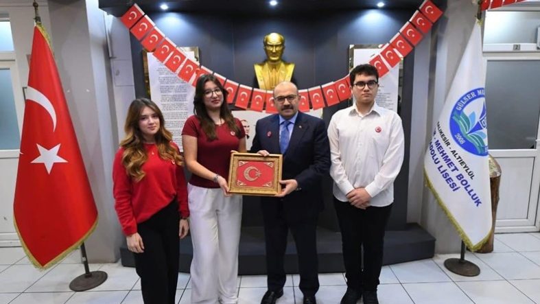 Balıkesir’de Okullar Bayrak Sevgisiyle Açıldı