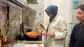 Balıkesir’de Sahurda Anne Eli Belgin Uygur Gençlerle Buluştu