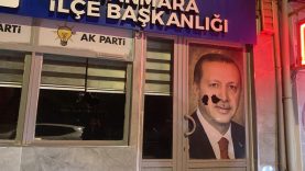 Balıkesir’de Siyasete Taşlı Saldırı AK Parti İlçe Binası Hedef Alındı