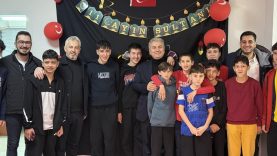Balıkesir’de Yürek Isıtan Sahur Mustafa Canbey Sevgi Evleri’ndeki Çocuklarla Aynı Sofrada