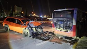 Balıkesir'de otomobil park halindeki otobüse çarptı 1 yaralı