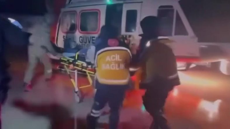 BALIKESİR'DE ZORLU HAVA ŞARTLARINA RAĞMEN SAHİL GÜVENLİKTEN HAYAT KURTARAN OPERASYON MARMARA VE AVŞA'DA RAHATSIZLANAN 2 VATANDAŞ HELİKOPTERLE TAHLİYE EDİLDİ DENİZDEN OLMADI, HAVADAN OLDU: SAHİL GÜVENLİK 2 VATANDAŞI ZAMANINDA KURTARDI