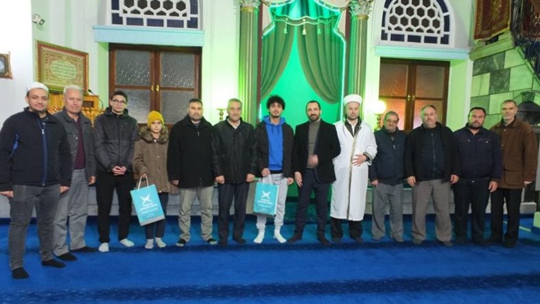  Burhaniye'de Türkiye Gençlik Vakfı sabah namazı buluşması düzenledi