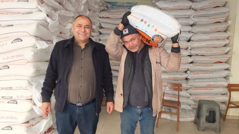 Burhaniye'de Yağmurlar yağdı gübre satışları arttı