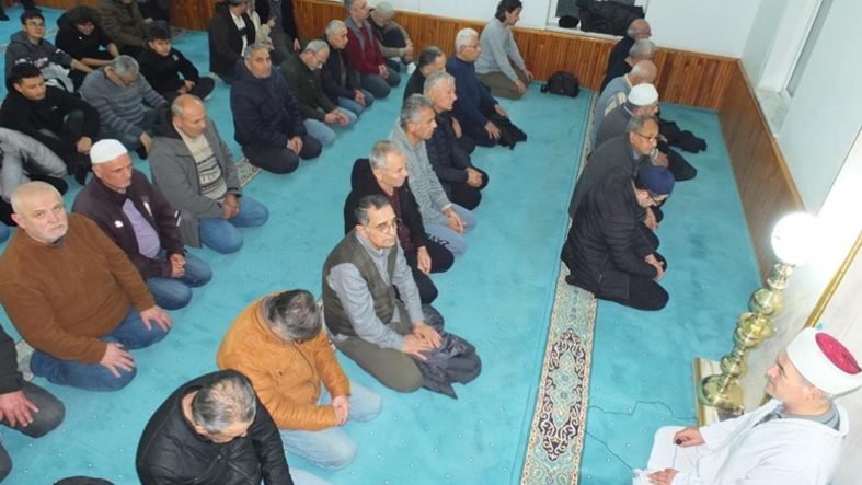 Burhaniye’de ilk teravih de camiler doldu