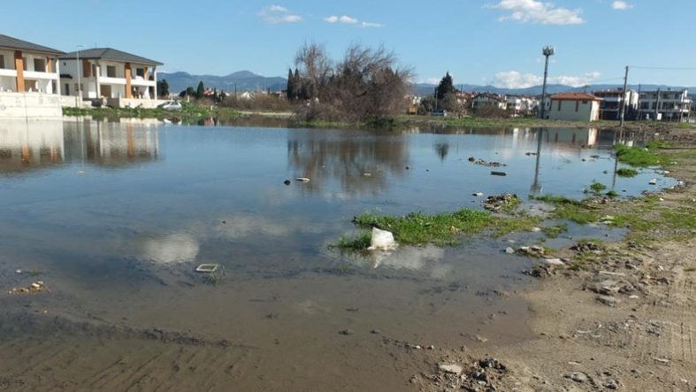 Burhaniye'de kanalizasyon şebekesi çöktü inşaatlar su içinde kaldı