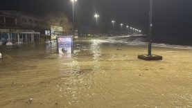Edremit'te fırtınada deniz ve kara adeta birleşti