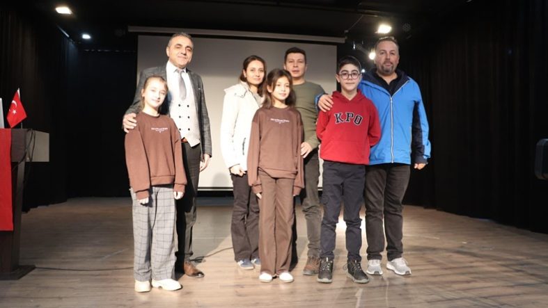 İstiklal Marşı’nı En Güzel Okuyan Öğrenci Dursunbey’den Çıktı