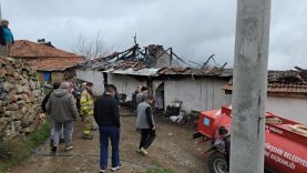 Sındırgı'da bitişik iki ev alevlere teslim oldu 1 yaralı