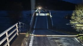 Susurluk'ta selde köprü ortadan ikiye ayrıldı
