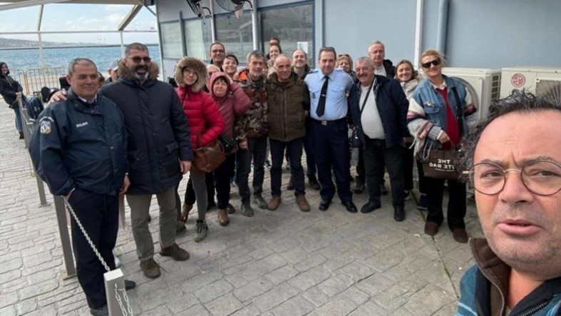 Türk turistlerden Yunanlı komisere çiçekli teşekkür