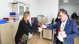 Altıeylül'de Kadın Emeğine Karanfilli Kutlama