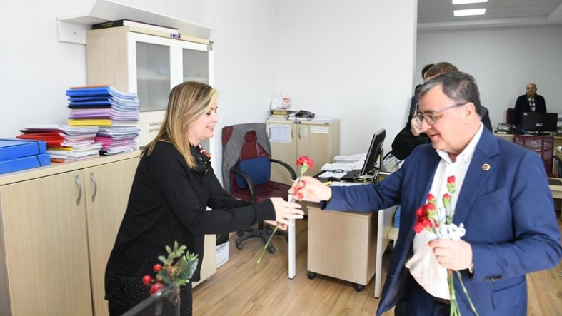 Altıeylül'de Kadın Emeğine Karanfilli Kutlama