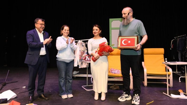 Altıeylül'de Tiyatro Dolu Gece