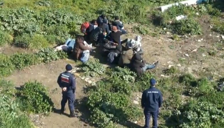 Ayvalık'ta 3'ü çocuk 25 göçmen yakalandı