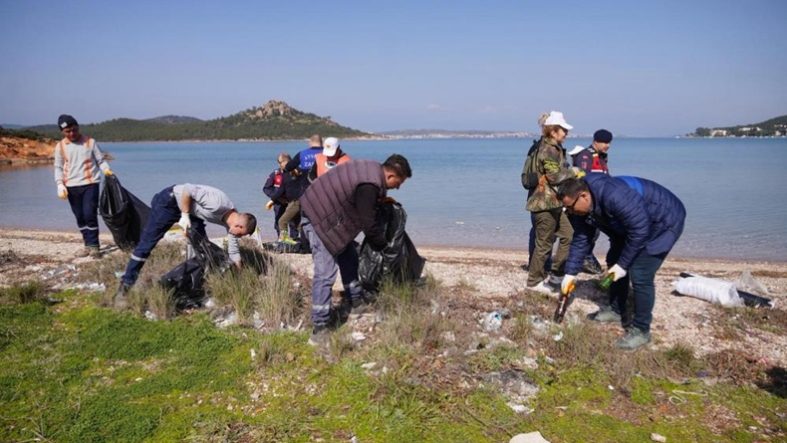 Ayvalık’ta Deniz Çöplerine Karşı Temizlik Seferberliği
