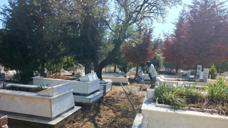 Ayvalık'ta kabristanlar bayram ziyaretine hazır