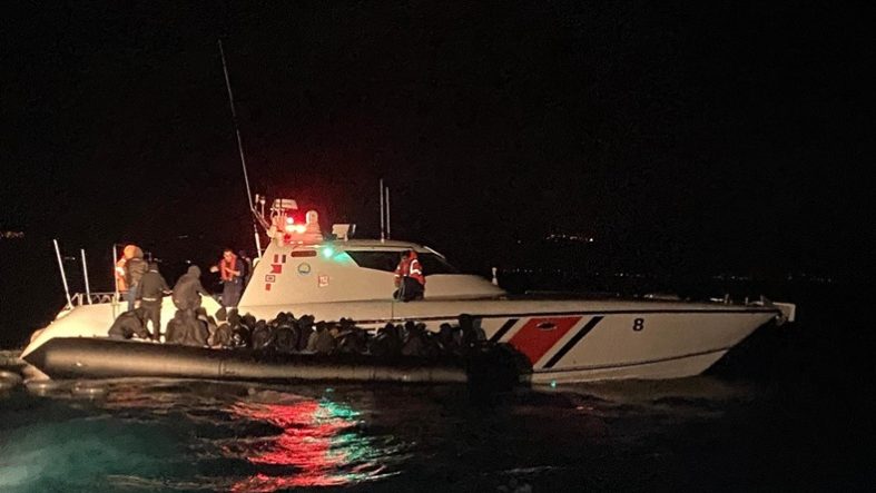 AYVALIK'TA MOTORU ARIZALANAN BOTLA DENİZDE SÜRÜKLENEN 39 GÖÇMEN KURTARILDI