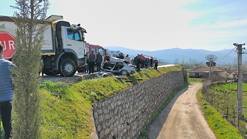 Balıkesir’de feci kaza 1 ölü, 2 yaralı