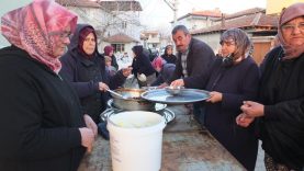 Balıkesir'de geleneksel köy iftarı yüzlerce vatandaşı buluşturdu