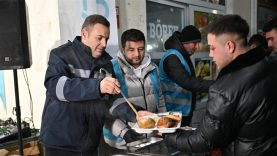 Başkan Akın, sahurunu hal esnafıyla birlikte yaptı