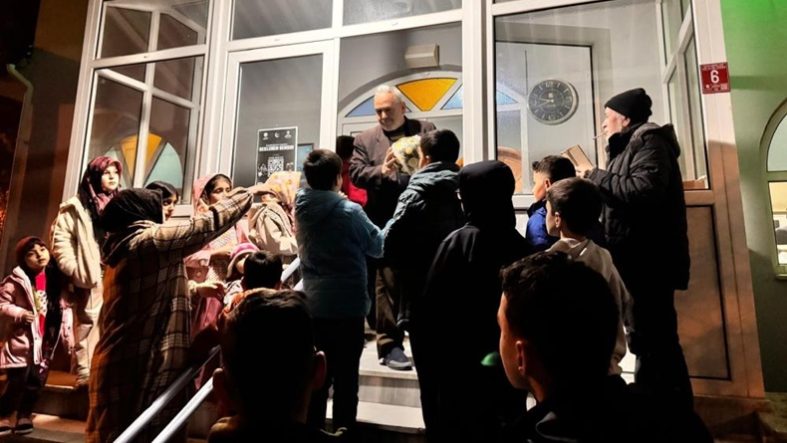 Bigadiç’te camiye gelen çocukların top sevinci