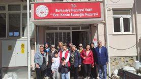 Burhaniye'de huzurevindeki yaşlıları sevindirdiler