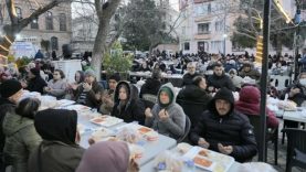 Burhaniye'de iki mahallenin iftarı yüzlerce vatandaşı buluşturdu