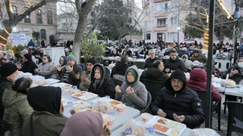 Burhaniye'de iki mahallenin iftarı yüzlerce vatandaşı buluşturdu