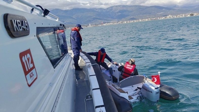 EDREMİT'TE BOTTA MAHSUR KALAN ŞAHIS KURTARILDI