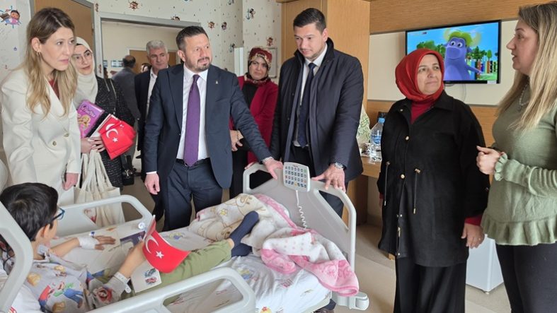 AK Parti Teşkilatı'ndan Hastanede Çocuklara 23 Nisan Ziyareti (1)