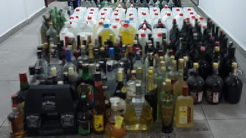Ayvalık'ta kaçak içki ve uyuşturucudan 2 tutuklama