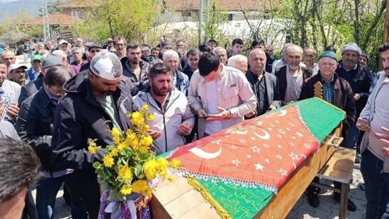 Balıkesir Sındırgı’yı Yasa Boğan Kaza Karnındaki Bebeğiyle Toprağa Verildi