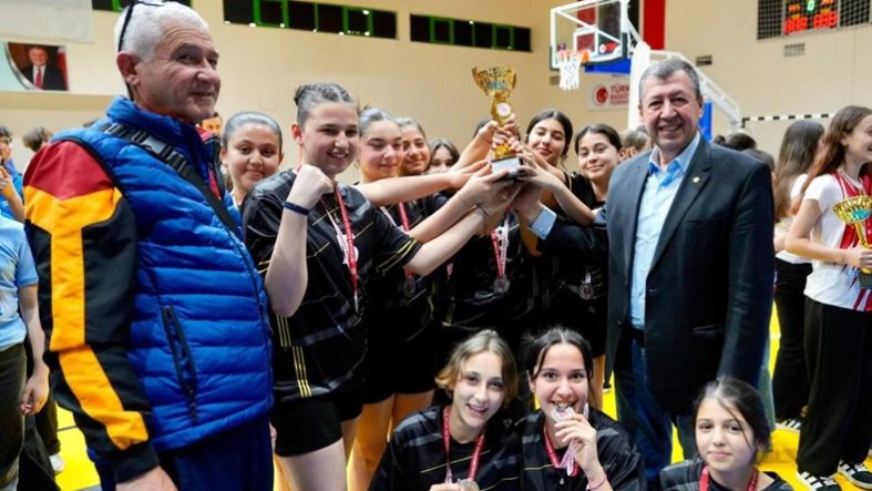Balıkesir’de Çocuk Sporları Şenliği ödül töreni ile tamamlandı