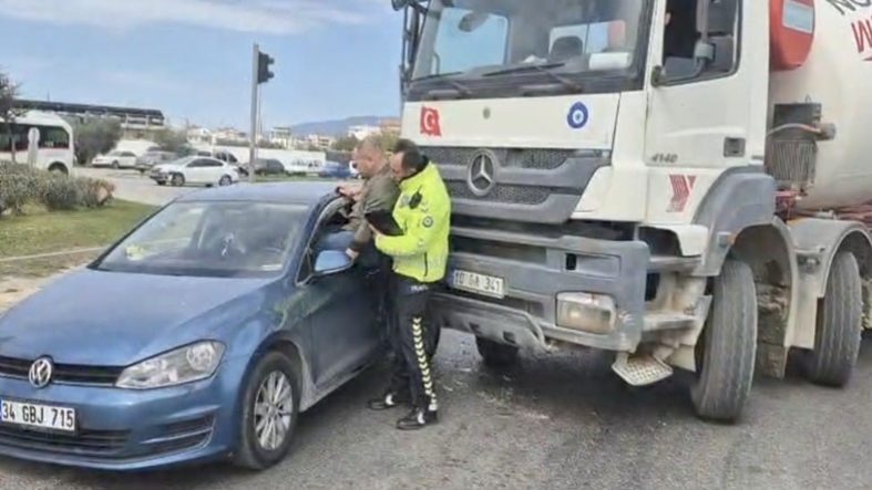 KAZA YAPAN ARACIN SÜRÜCÜSÜNÜ POLİS CAMDAN KURTARDI