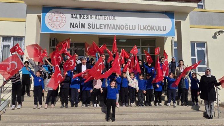 Balıkesir'de okullarda Türk bayraklı tören