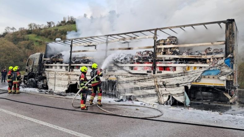 Balıkesir'de yanan tır kullanılmaz hale geldi