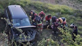 Balıkesir'de yoldan çıkan otomobilin sürücüsü, tarlaya uçtu