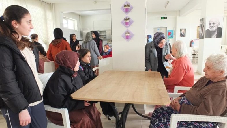 Balıkesirli öğrenciler yaşlıları sevindirdi