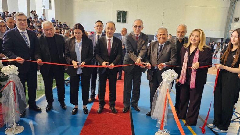 Bandırma’da Bilim Rüzgârı TÜBİTAK 4006 Bilim Fuarı Büyük İlgi Gördü (2)